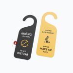 Thẻ treo cửa PVC cán mờ in logo khách sạn trên tay nắm cửa phòng