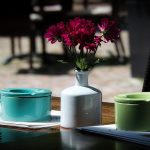 Bộ hũ sứ và bình sứ teal xanh lá trên bàn gỗ nhà hàng ngoài trời — phụ kiện bàn ăn nhà hàng cao cấp gốm sứ thủ công