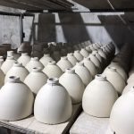 cốc sứ trắng Bát Tràng nung 1300 độ đặt cạnh lò nung trong xưởng gốm thủ công