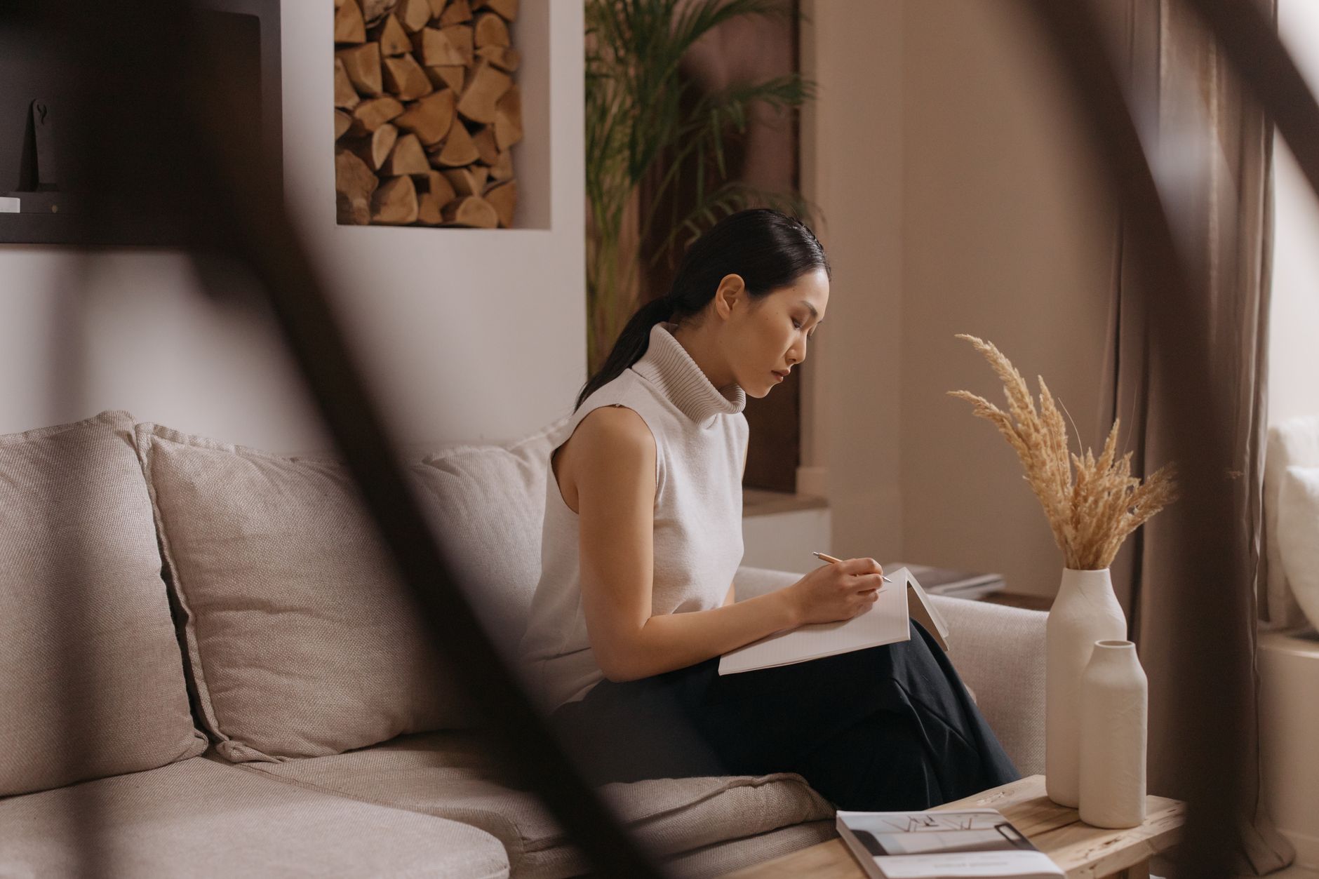 Không gian Japandi với gốm sứ thủ công, kệ gỗ và tông màu trung tính