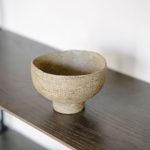 bộ gốm sứ thủ công Bát Tràng men rạn đặt trên kệ gỗ phong cách wabi-sabi