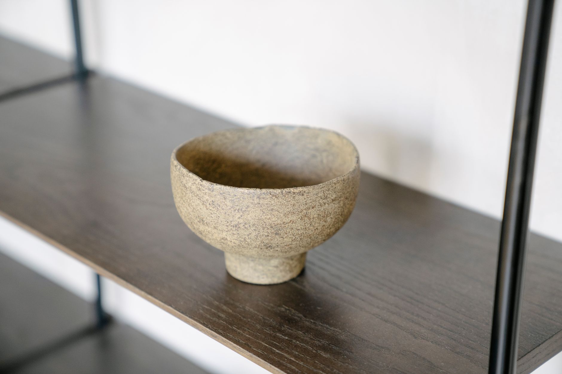 bộ gốm sứ thủ công Bát Tràng men rạn đặt trên kệ gỗ phong cách wabi-sabi