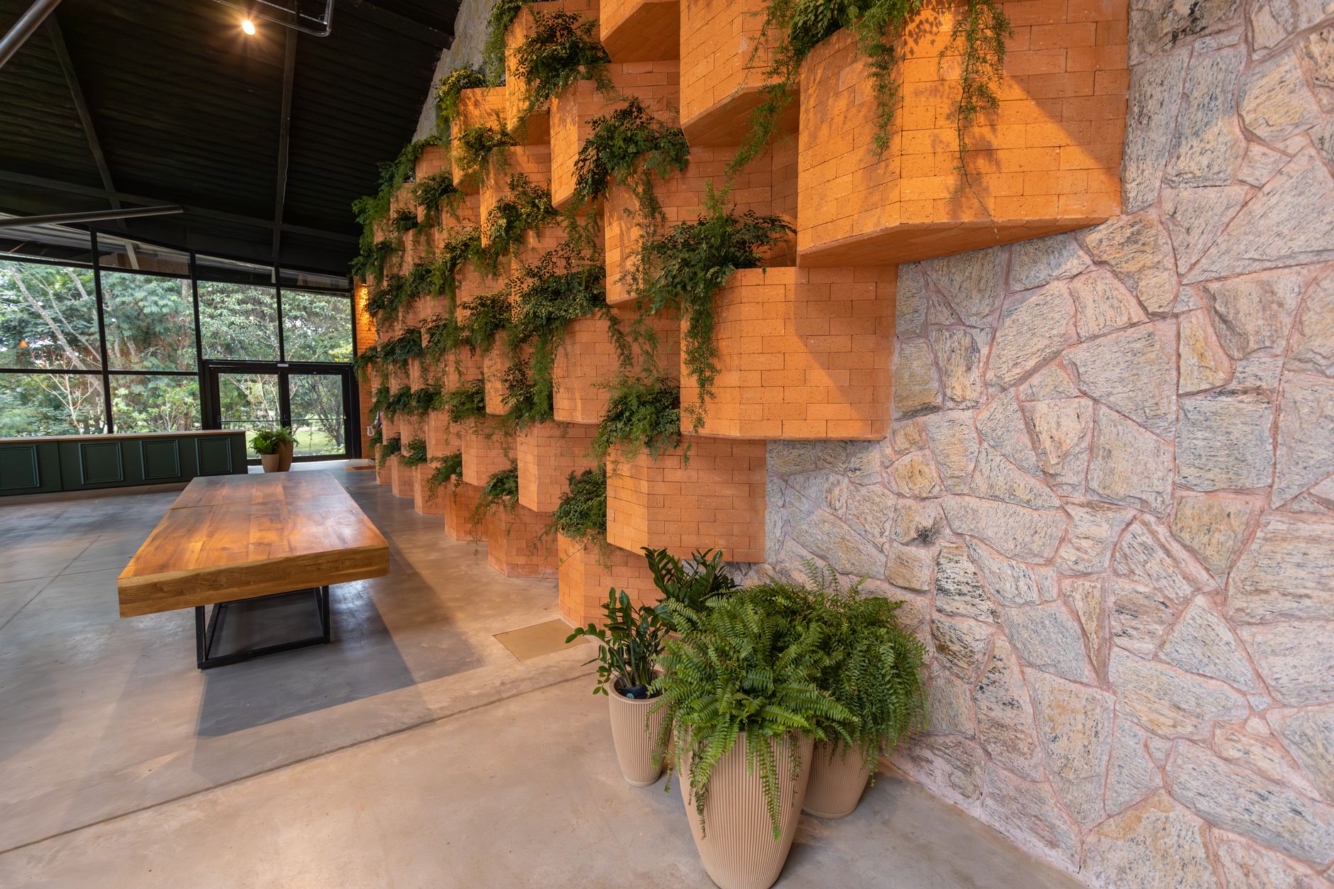 Góc phòng khách phong cách biophilic design với bình sứ Bát Tràng men trắng đặt cạnh cây xanh, ánh sáng tự nhiên