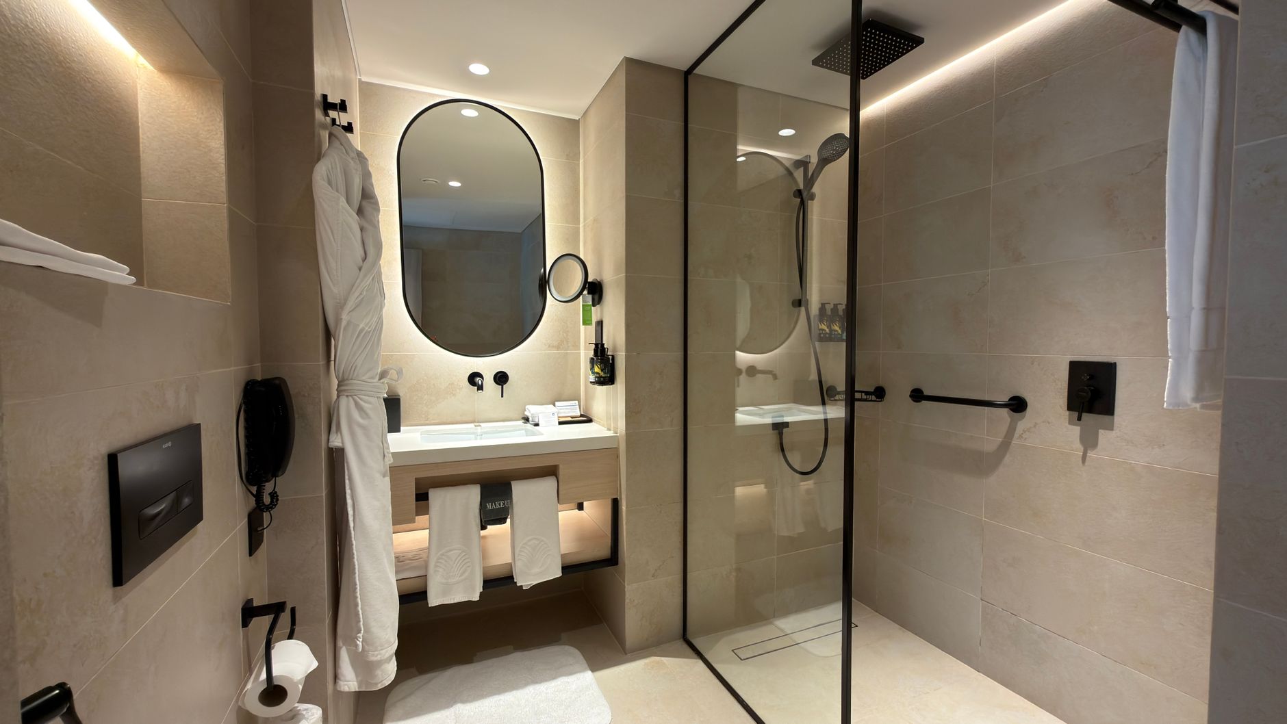 Bộ amenity gốm sứ Bát Tràng men trắng ngà trên khay tre trong phòng resort ven biển
