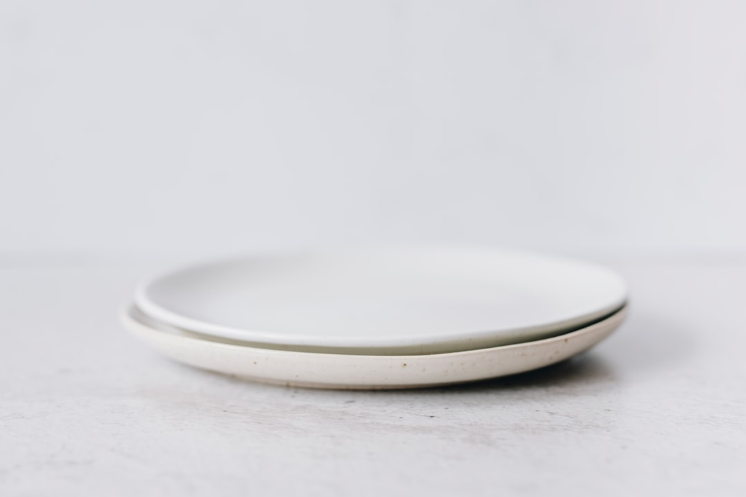 Bàn ăn tablescape với bát đĩa cốc gốm sứ Bát Tràng thủ công trên khăn linen tự nhiên