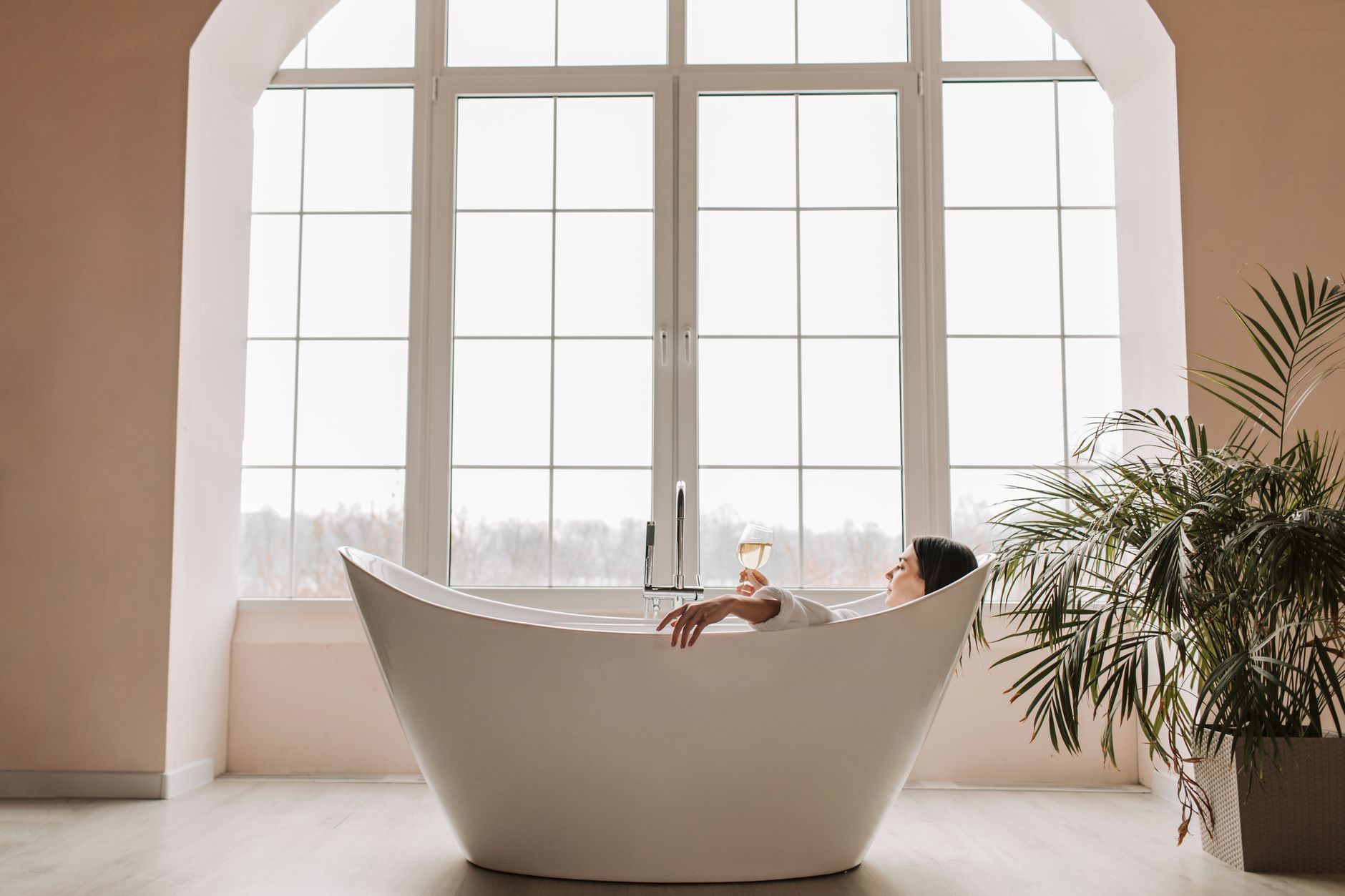 Bình sứ Bát Tràng dáng oval men nâu đất trong phòng spa wellness — bộ amenity gốm sứ đồng bộ với khay tre và nến thiên nhiên