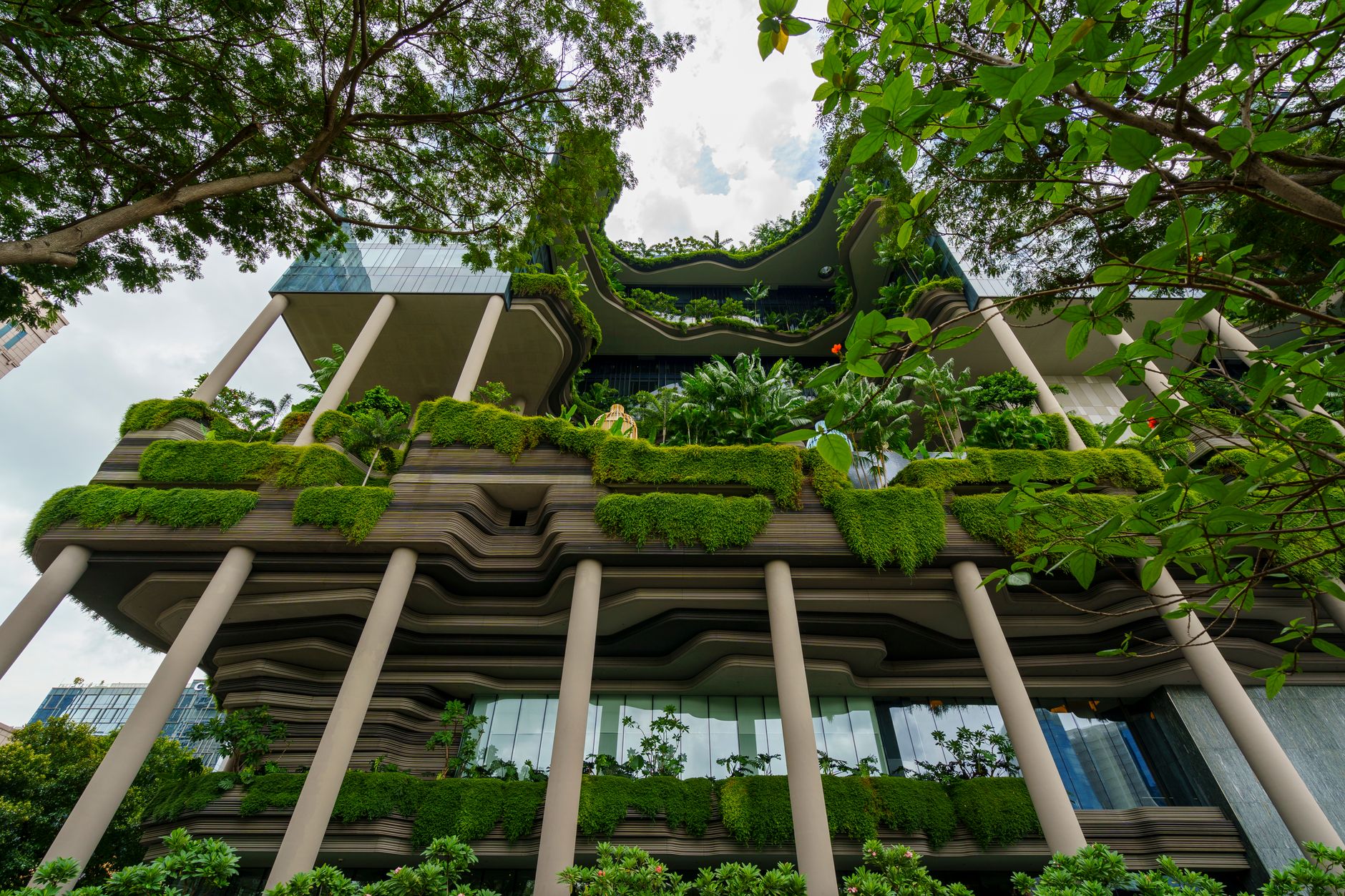 Xu hướng amenity Eco & Local craft resort 2026 — bình sứ Bát Tràng và khay tre xanh tự nhiên