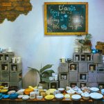 Bàn ăn trang trí đẹp với bát đĩa cốc gốm sứ Bát Tràng thủ công trên khăn trải bàn linen