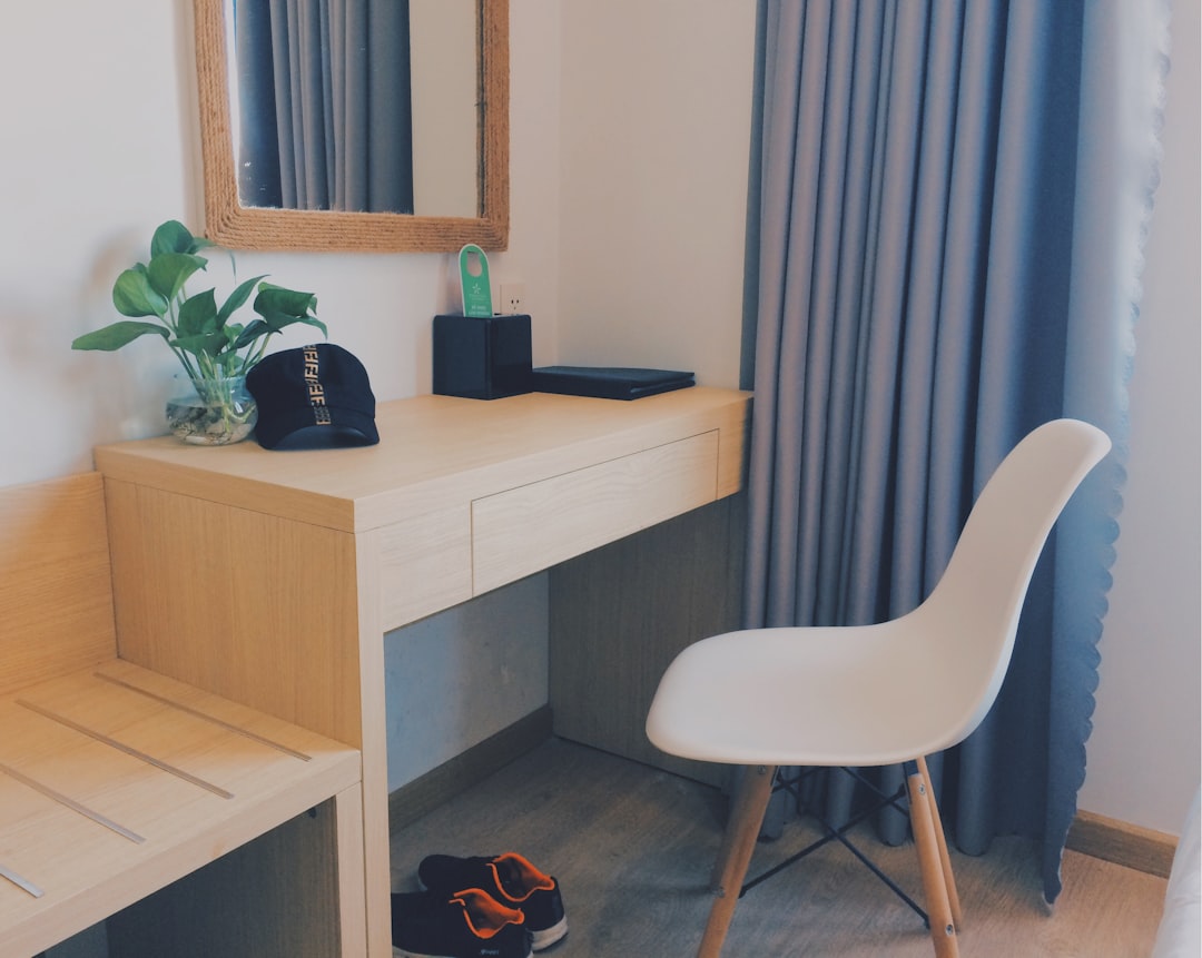 Bộ amenities phòng tắm khách sạn cao cấp gồm bình sứ trắng đựng dầu gội sữa tắm xà phòng xếp gọn trên kệ marble