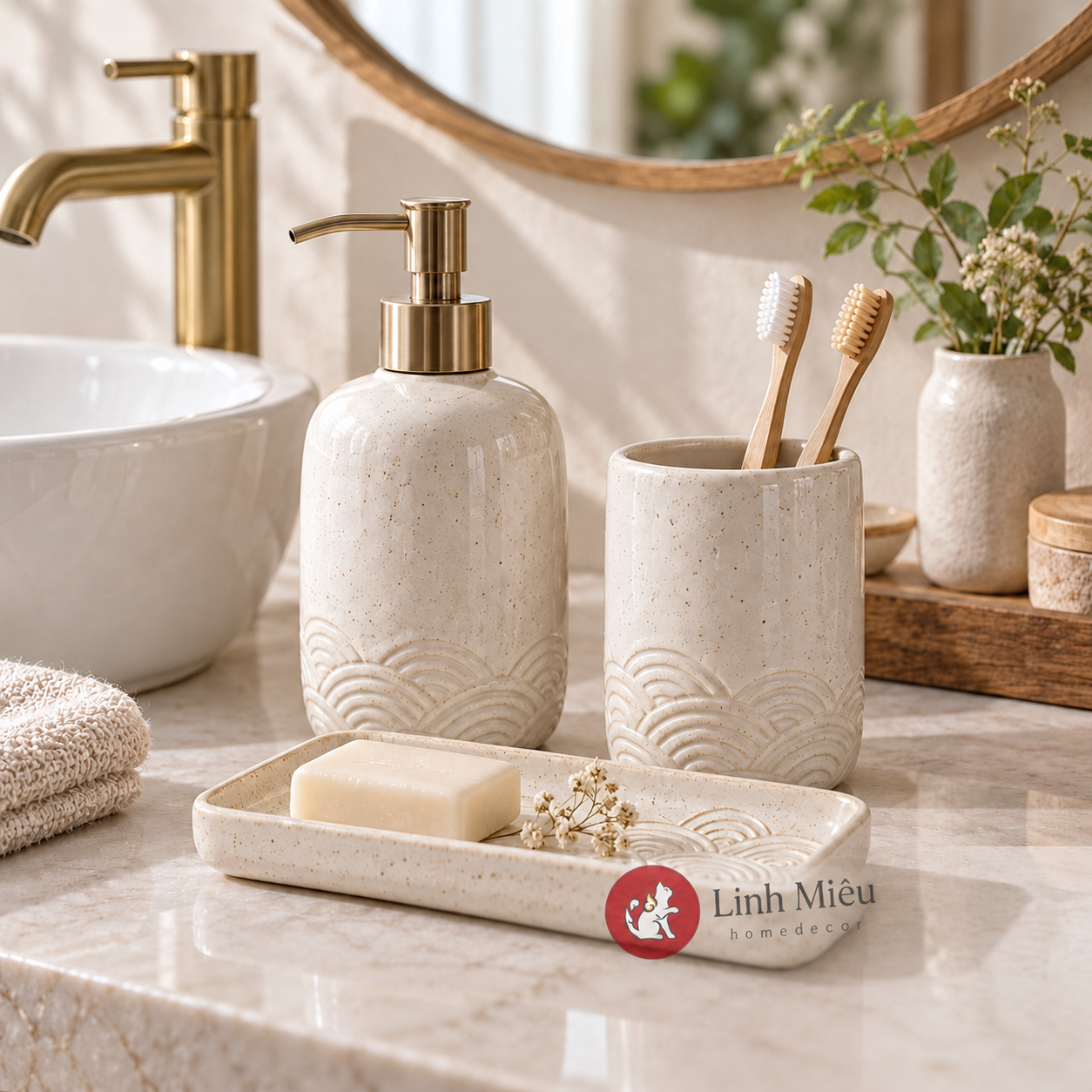 Bình chiết dung dịch sứ Bát Tràng Linh Miêu đặt trên kệ phòng tắm khách sạn boutique