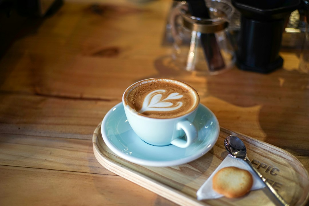 Cốc cappuccino sứ Bát Tràng thủ công trên bàn gỗ, miệng rộng phù hợp latte art — gốm Linh Miêu