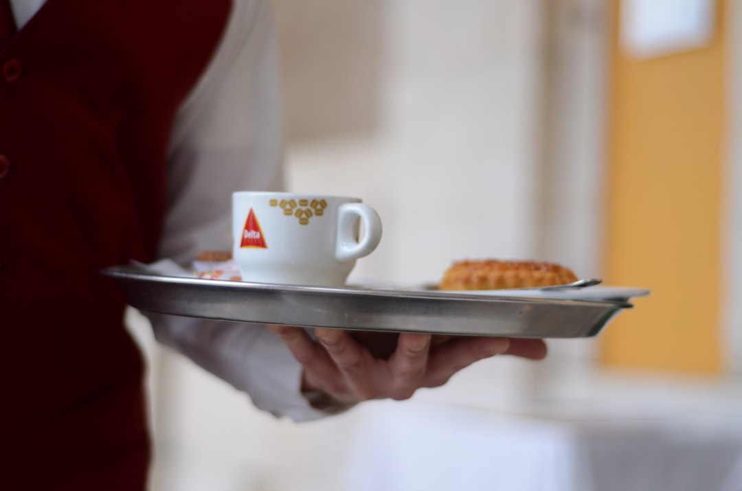 Bộ welcome tray gốm sứ Bát Tràng Linh Miêu trên khay gỗ, phòng khách sạn boutique phong cách tối giản