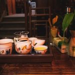 Bộ welcome tray gốm sứ Bát Tràng trên khay gỗ, phòng khách sạn boutique phong cách Đông Dương