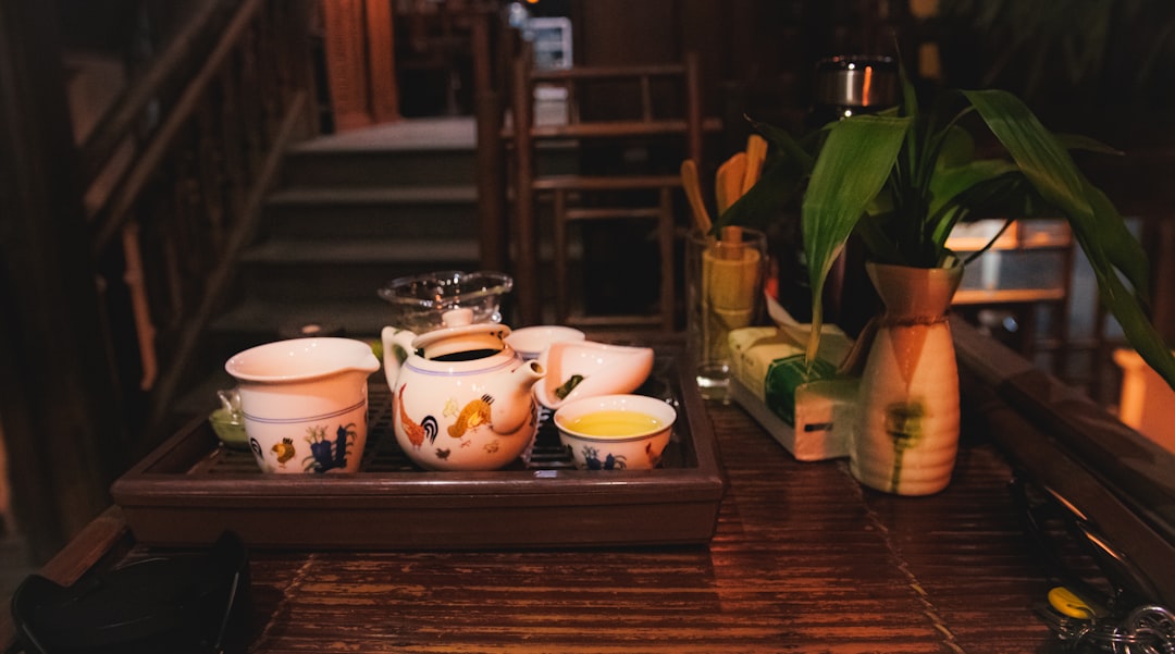 Bộ welcome tray gốm sứ Bát Tràng trên khay gỗ, phòng khách sạn boutique phong cách Đông Dương