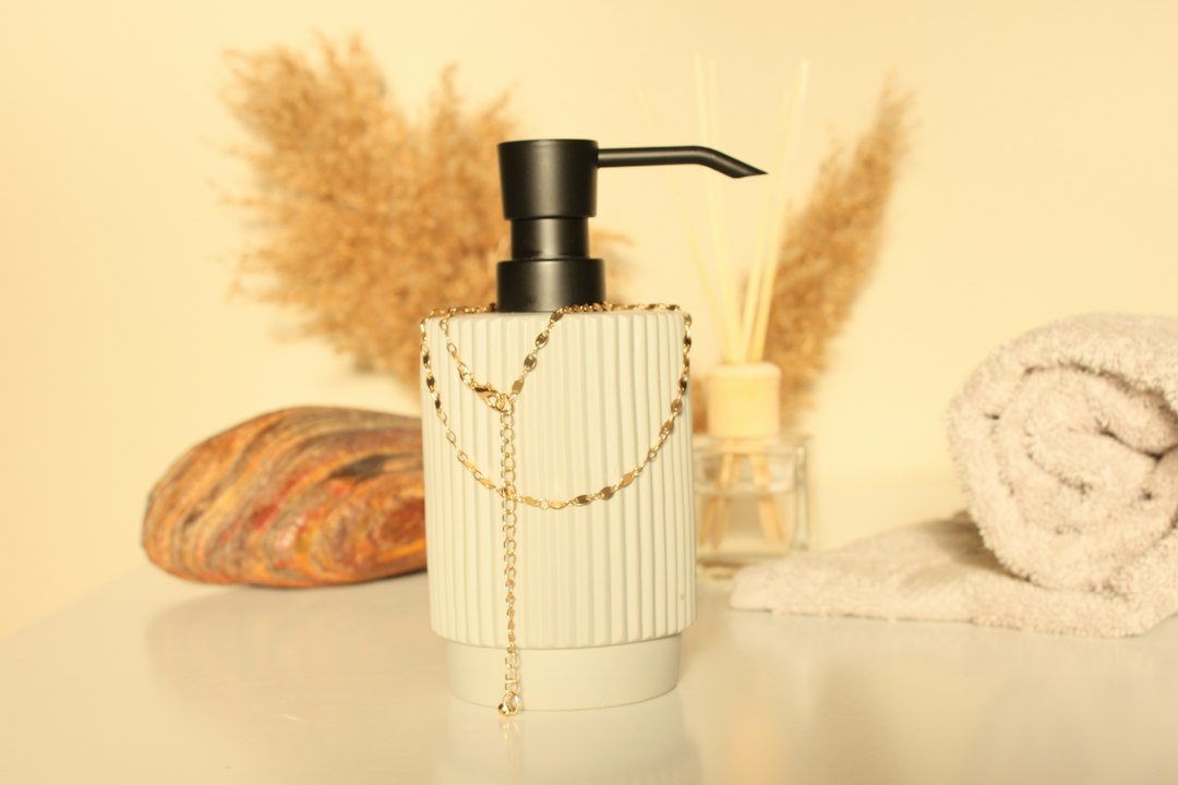 Bình chiết dung dịch sứ Bát Tràng phong cách spa tại nhà — quà tặng 20/10 cho phụ nữ yêu chăm sóc bản thân