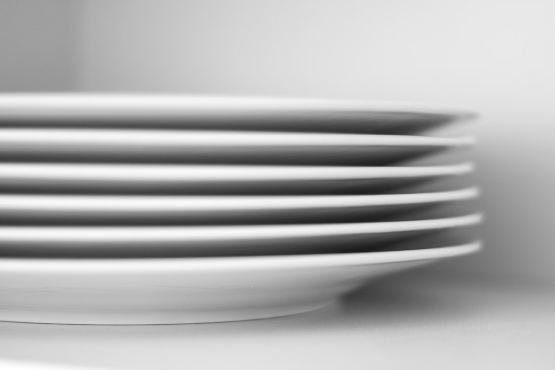 Bộ đĩa sứ Bát Tràng trắng men ngọc trên bàn ăn nhà hàng fine dining ánh nến tại Linh Miêu