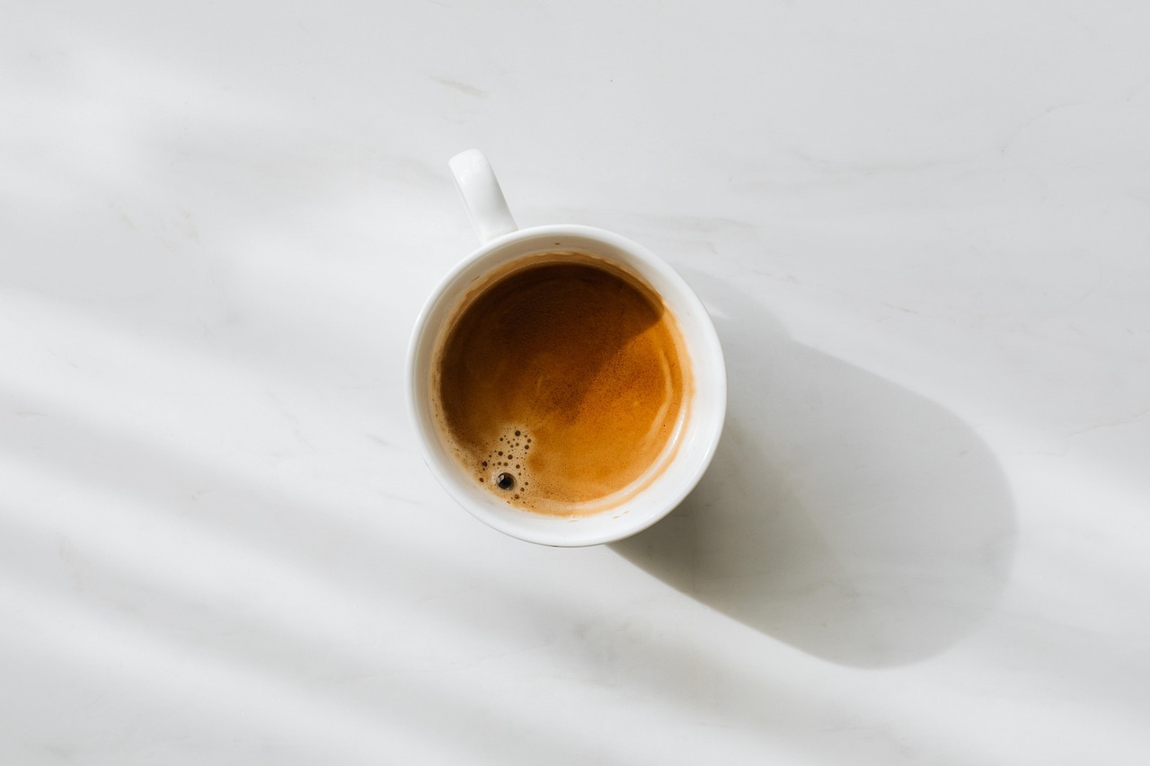 Cốc espresso sứ Bát Tràng men mờ thủ công trên quầy bar cà phê specialty Linh Miêu
