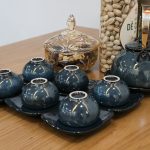 Bộ bát đĩa gốm sứ Bát Tràng Linh Miêu trên bàn ăn nhà hàng phong cách Á Đông