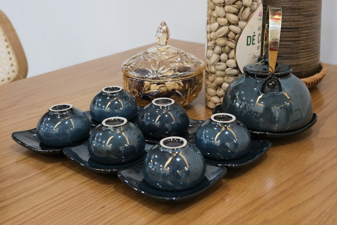 Bộ bát đĩa gốm sứ Bát Tràng Linh Miêu trên bàn ăn nhà hàng phong cách Á Đông