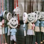 Bàn bếp gỗ tự nhiên bày các sản phẩm gốm sứ Bát Tràng Linh Miêu — bát, đĩa, hũ đựng gia vị trên nền ánh sáng tự nhiên buổi sáng
