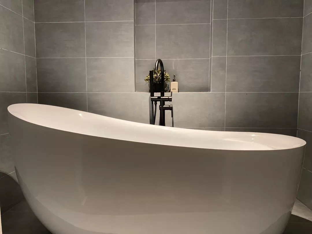 Lọ sứ đẹp và sang lắm, gói hàng cực kì kĩ càng, mình ở Huế, mở ra không lỗi 1 sản phẩm nào, sẽ mua lại lần sau ạ