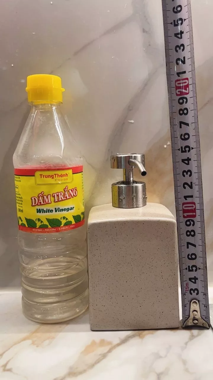 Hàng rất đẹp, đắt xắt ra miếng; vòi inox rất sịn xò. 400ml, bình rửa tay, sữa tắm,… m thấy rất vừa, trừ nước rửa bát, m muốn mua cái dung tích to hơn mà ko thấy shop có loại đó. Lại được tặng 1 lọ hoa nữa, rất mê luôn. Mong là shop có thêm nhiều mẫu mã, để KH có thêm lựa chọn. Chúc shop ngày càng phát triển.