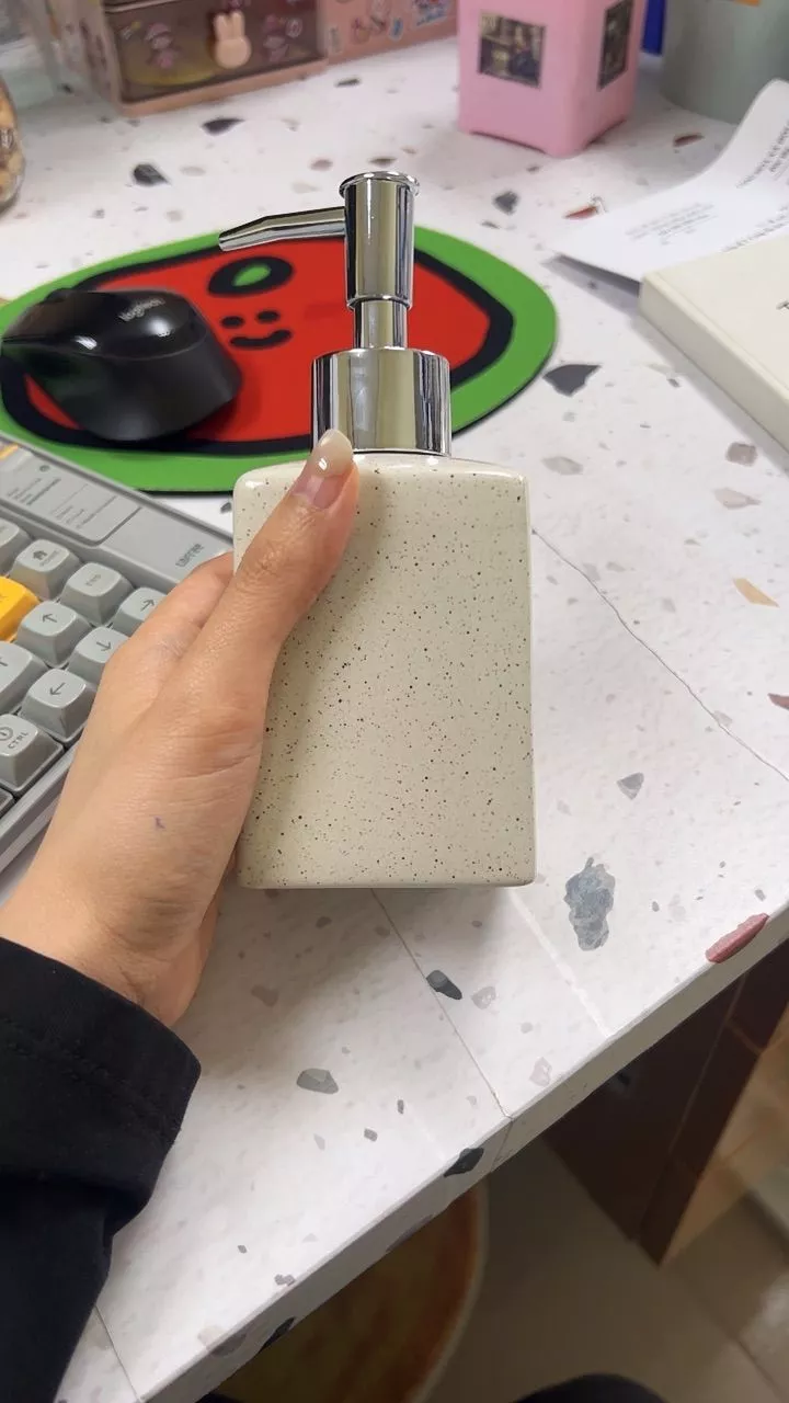 Bình sứ dày, đẹp. Có điều dung tích 300ml hơi nhỏ so với mình nghĩ